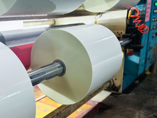 ฟิล์มผสมผสานความร้อน PET ที่มีความกว้างที่ปรับเปลี่ยนได้ และมีสารติดต่อที่ทํางานด้วยความร้อน เหมาะสําหรับเครื่องผสมผสานความร้อน