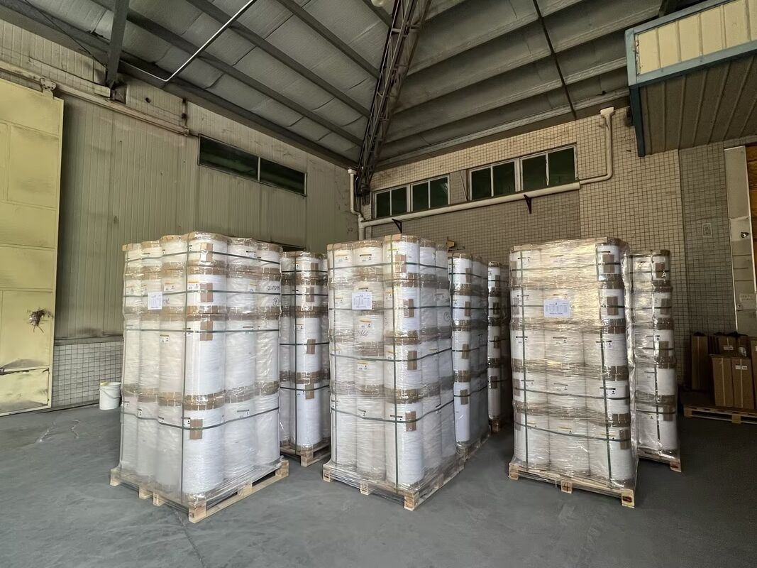 ฟิล์มเคลือบความร้อน PET กระจ่างใส ขนาดความกว้าง 2200 มม และมีความทนต่ออุณหภูมิ 130 องศาเซลเซียส เพื่อความคุ้มครองที่ดีกว่า